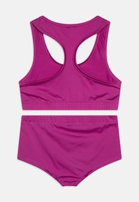 Fuchsia todelt badedrakt bestående av to deler med racerback topp og høy midje-bunn, laget av glatt, elastisk stoff med minimale sømmer.
