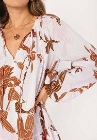 BIZUU Vardagsklänning - brown