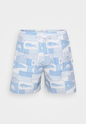 Lyseblå badeshorts med en blanding av fisk- og flaggmønster. Har strikk med snor i livet og teksturert stoff.
