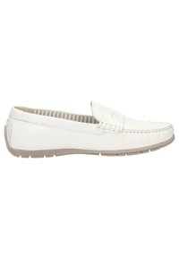 Mocassin en cuir blanc à enfiler avec coutures visibles, bout rond et semelle en caoutchouc beige, vu de côté.