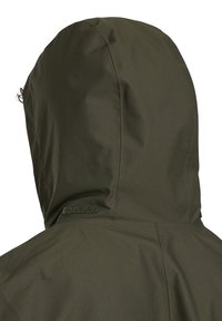 En närbild av ryggen på en person som bär en mörkgrön huvad jacka, som visar tygtexturen och huvdets detaljer.