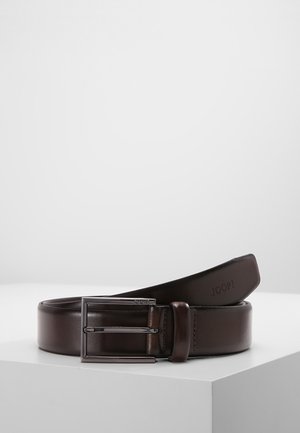 Ceinture en cuir marron foncé avec boucle rectangulaire argentée, enroulée sur une surface blanche, avec le nom de la marque "JOOP!" embossé près de l'extrémité.