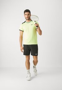 Nike Performance ADVTG - T-skjorte til trening - light lemon twist/black/bicoastal