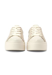 Krémové tenisky s hladkým koženým a semišovým svrškem, plochými tkaničkami, kulatou špičkou a silnou texturovanou platformou.