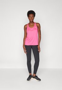 New Balance SPORT ESSENTIALS TANK - Felső - pink