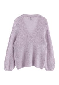 Maglione lavorato a maglia lilla con una vestibilità ampia, caratterizzato da un motivo testurizzato e maniche a palloncino. La parte posteriore ha un'ampia scollatura e una forma rilassata.