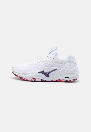 Chaussure de sport blanche avec logo violet, semelle multicolore et tige en mesh, vue de côté sur fond uni.