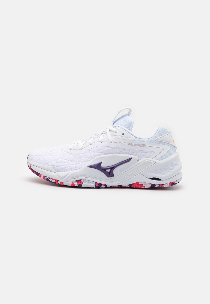 Chaussure de sport blanche avec logo violet, semelle multicolore et tige en mesh, vue de côté sur fond uni.