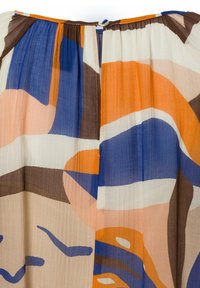 Faltenoberteil aus Stoff mit einem mehrfarbigen, abstrakten Design in Orange, Blau und Braun; verfügt über einen Schlüsselloch-Ausschnitt und Stickdetails.