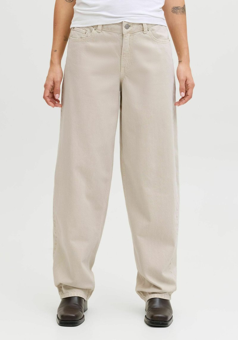 Jean beige à jambes larges en tissu de coton doux, avec un design classique à cinq poches et une fermeture à bouton métallique.