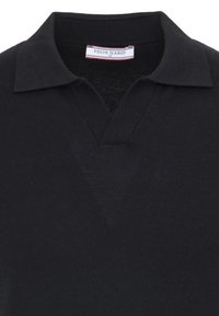 Polo en maille noire avec un col côtelé et un col en V ouvert, avec une étiquette blanche indiquant « Felix Hardy M » à l'intérieur de l'encolure.