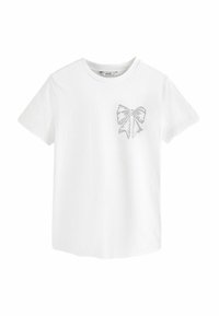 T-shirt en coton blanc à manches courtes avec un design de nœud à motif de diamant gris sur la zone gauche de la poitrine. Texture lisse.