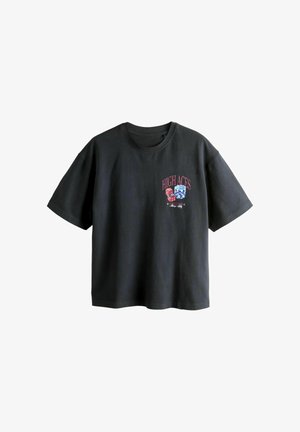 Čierne tričko s krátkym rukávom s nápisom "HIGH ACES", grafikou červených kociek a modrých pokerových žetónov na ľavej strane hrude.