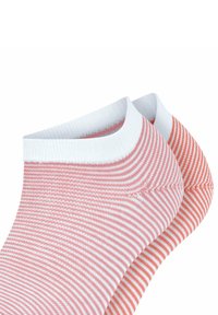 Chaussettes à cheville rayées rouges et blanches avec un tissu texturé et une bordure blanche. Le design présente de fines rayures horizontales et une longueur courte.