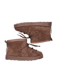 Bruine suède enkelbotten met een zachte textuur, voorzien van een vetersluiting en een dikke rubberen zool. Opvallend logoaccent aan de zijkant.