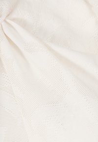 Biała tkanina o fakturze z delikatnym wzorem z różnorodnymi paskami i miękkim, gładkim wykończeniem. Idealna do odzieży lub tekstyliów domowych.