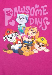 Cinque cani dei cartoni animati che indossano diversi uniformi e attrezzature, con il testo "Giornate Pawsome" e icone di cuore e impronte di zampa su uno sfondo rosa.