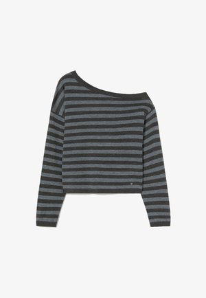 Suéter a rayas en gris oscuro y azul, diseño cropped, con mangas largas y textura de punto suave. Cuello ancho con hombros caídos.