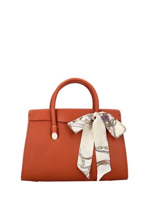 Læderhåndtaske i rustfarve med runde håndtag og et hvidt silketørklæde med kædemønstre bundet på ét af håndtagene.