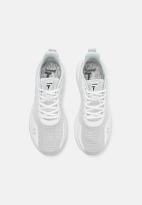 Białe sportowe sneakersy z oddychającą siateczką, teksturowanym wzorem oraz płaskimi sznurowadłami. Logo nadrukowane na języku i teksturowana wkładka.