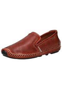Zapato negro de cuero tipo mocasín con diseño perforado, costuras en contraste, punta redonda y suela flexible de goma negra.