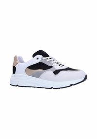 Witte en zwarte sport sneaker met een textuur van mesh en soepele leer accenten, voorzien van een dikke witte zool en een ronde vetersluiting.