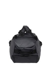 Bolsa de deporte negra hecha de un tejido duradero. Cuenta con correas ajustables, asas superiores y una forma estructurada y cuadradada con una superficie texturizada.