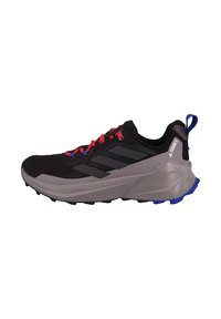 Czarne buty sportowe z szarymi akcentami, teksturowaną cholewką, czerwonymi sznurówkami i niebieską podeszwą. Posiadają wzmocniony czubek i amortyzującą podeszwę środkową.