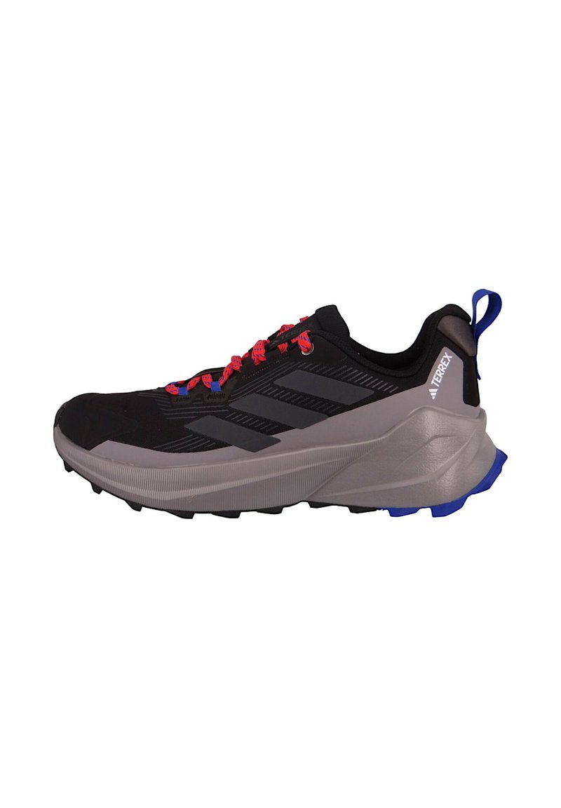 Czarne buty sportowe z szarymi akcentami, teksturowaną cholewką, czerwonymi sznurówkami i niebieską podeszwą. Posiadają wzmocniony czubek i amortyzującą podeszwę środkową.