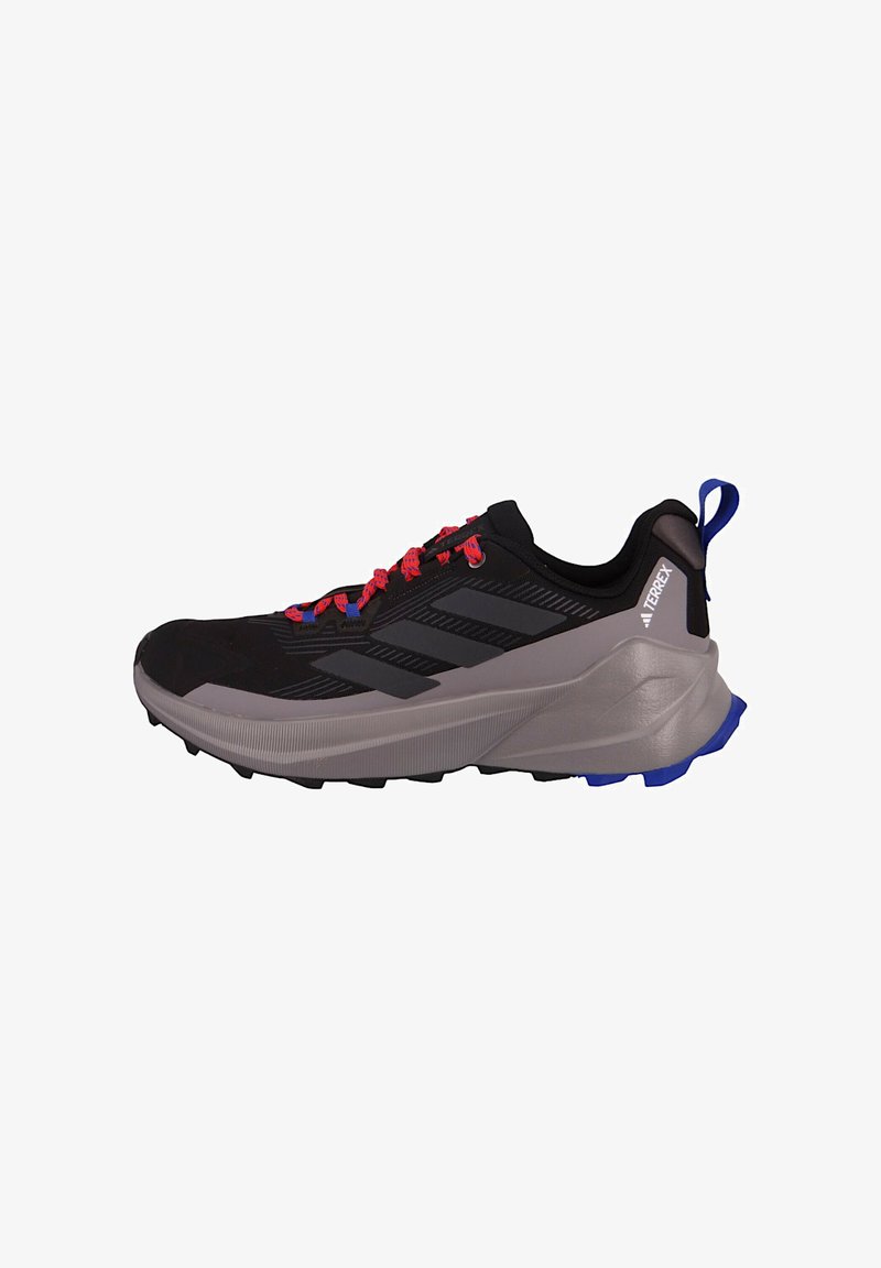 Czarne buty sportowe z szarymi akcentami, teksturowaną cholewką, czerwonymi sznurówkami i niebieską podeszwą. Posiadają wzmocniony czubek i amortyzującą podeszwę środkową.