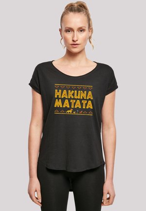 Czarna koszulka z krótkim rękawem z okrągłym dekoltem, z żółtym napisem "HAKUNA MATATA" oraz ilustracjami zwierząt w tribalowym wzorze.