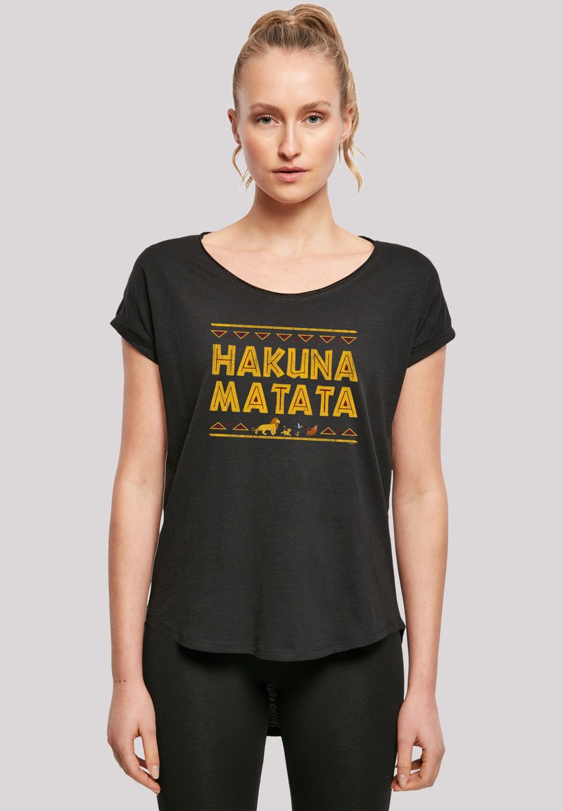 Juodą trumpą rankovę T-marškiniai su apykakle, su geltonu užrašu "HAKUNA MATATA" ir gyvūnų iliustracijomis tribalinio stiliaus raštu.