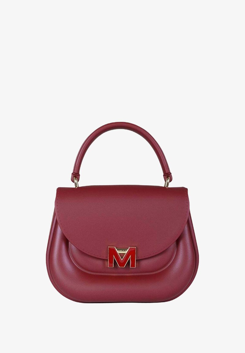 Bordeauxrode leren handtas met een gestructureerde, afgeronde vorm, voorzien van een gouden "M" logo en een handvat aan de bovenkant. Soepele textuur met een klepsluiting.