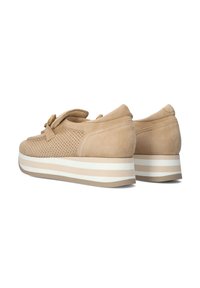 Beige suède platform schoenen met een geperforeerd ontwerp, voorzien van een ronde neus en een contrasterende witte en beige gestreepte zool.