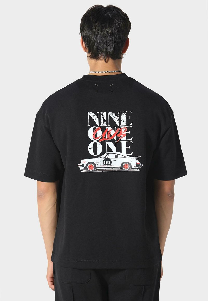 Sort bomuld t-shirt med grafik af en hvid vintage bil og fed tekst, "NINE ONE ONE," trykt i slidt rød og hvid.