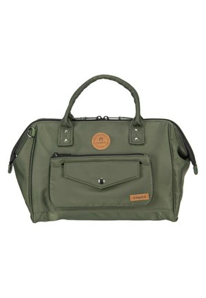 Sac à main rectangulaire vert olive avec deux poignées, poche zippée frontale avec rabat à bouton, et patches de marque en cuir marron circulaires et rectangulaires.