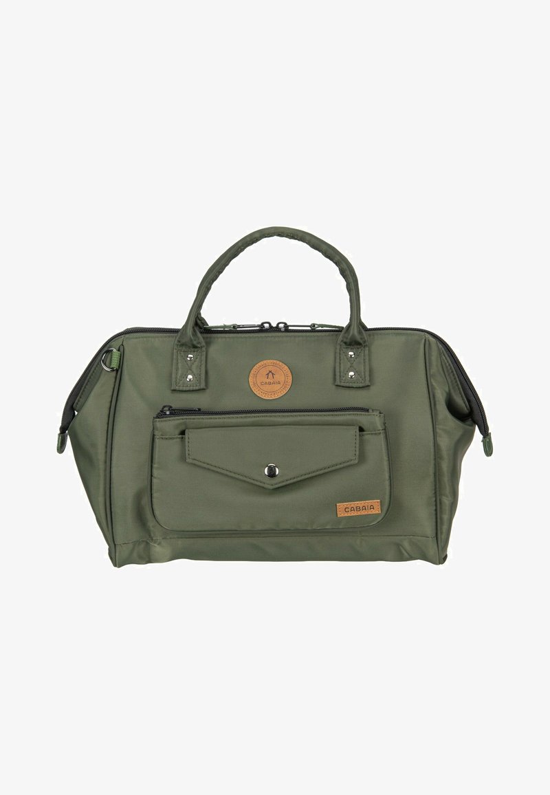 Sac à main rectangulaire vert olive avec deux poignées, poche zippée frontale avec rabat à bouton, et patches de marque en cuir marron circulaires et rectangulaires.