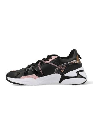 Zwarte en roze sneakers met een gestructureerd slangenhuidpatroon en een witte loopzool. Beschikt over veters en een gevoerde kraag voor extra comfort.