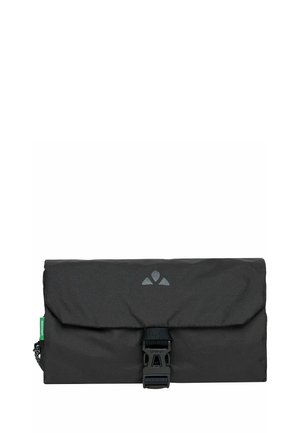 Zwarte opvouwbare pouch met voorste gespsluiting en klein groen label aan de zijkant, met een subtiel reflecterend logo op de bovenklep.