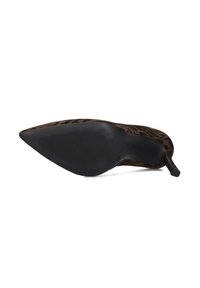 Leopardprint hoge hak met een spitse neus, van suede materiaal, zwarte zool en slanke hak, met een gestructureerd dierenpatroon.