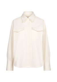 Chemise blanche cassée à manches longues avec col pointu, deux poches à rabat à l'avant, boutons cachés et larges poignets.