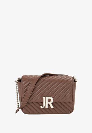 Borsa a tracolla in finta pelle marrone con design trapuntato, accessori in argento e logo "JR" impresso. Tracolla in catena regolabile per versatilità.