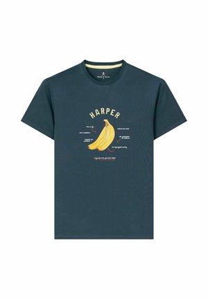 Camiseta de manga corta verde azulado oscuro con un gráfico de un plátano amarillo y datos nutricionales centrados debajo de la palabra "HARPER" en el pecho.