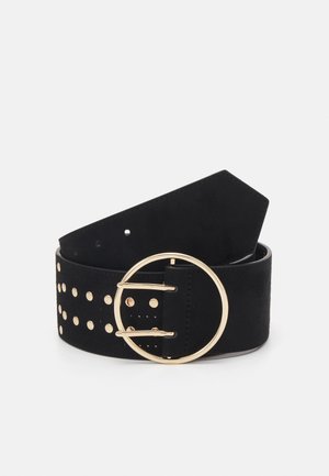 Curea din suede negru, cu o cataramă rotundă aurie și știfturi decorative aurii pe o parte. Banda se îngustează către un capăt ascuțit.