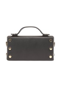 Rechteckiger schwarzer Leder-Handtaschenboden mit sechs goldfarbenen Metallnieten und einem einzigen, geschwungenen Griff, der an einem weißen Hintergrund befestigt ist.