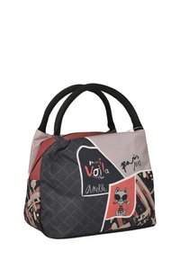 Pequeño bolso con asas negras, patrón geométrico multicolor, ilustración de un gato con gafas de sol y texto que incluye "merci", "voilà" y "París 2015."