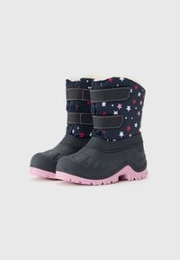 Kinderwinterstiefel mit dunkelblauen, sternenmusternden Stoffoberteilen, zwei schwarzen Klettverschlüssen, einem schwarzen Gummifuß und pinken Sohlen.