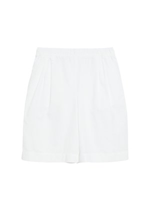 Witte shorts met hoge taille, plooien, zijzakken en een omgeslagen zoom, weergegeven op een witte achtergrond.