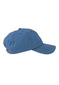 Gorra de mezclilla azul con visera curva, costuras visibles y cierre ajustable de metal. Cuenta con seis orificios de ventilación en la corona.