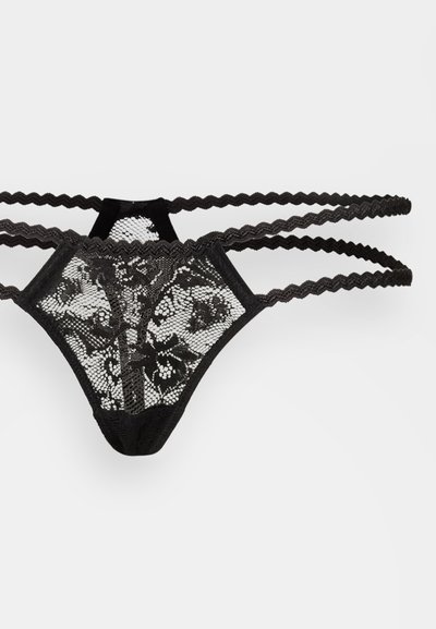 Fekete csipke tanga bonyolult virágmintákkal, több hullámos oldalszíjjal és áttetsző, texturált anyagból készült dizájnnal.